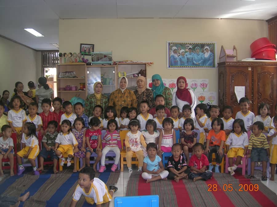 Foto bersama guru dan anak Melati Jaya