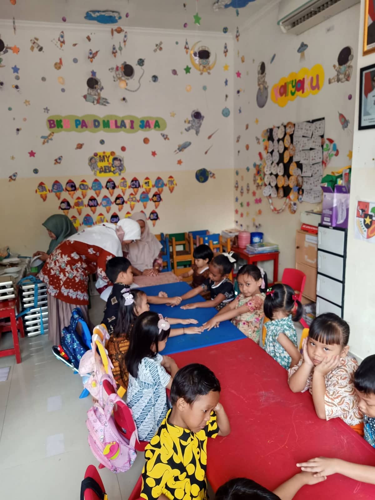 Anak dan guru berkegiatan di kelas BKB PAUD Melati Jaya